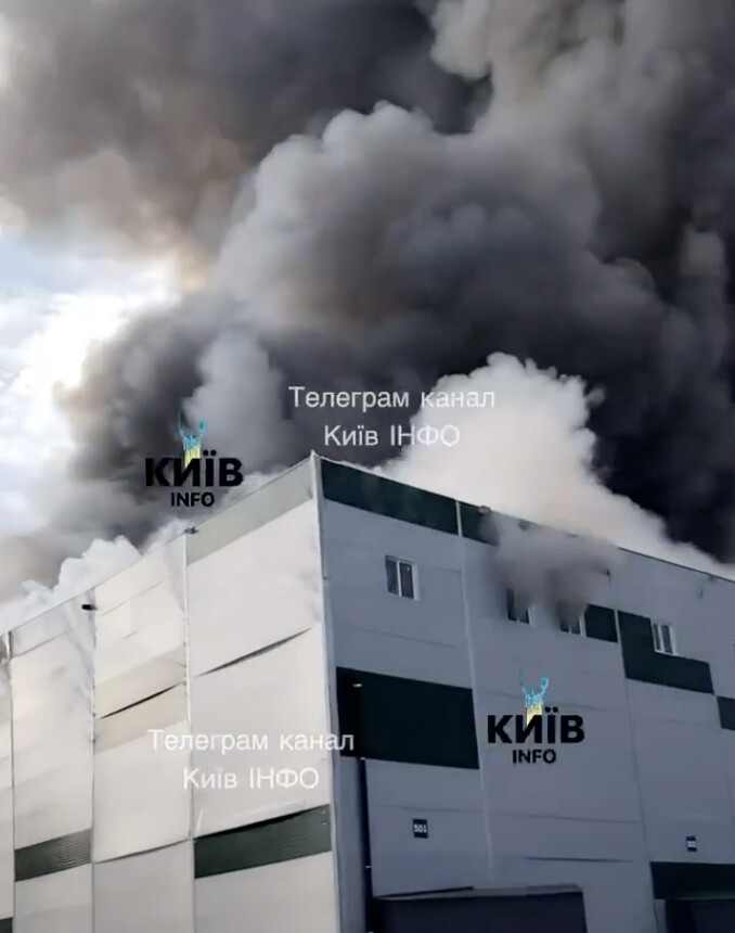 Російські сили завдали удару по складських будівлях у Київській області; серед уражених об'єктів потенційно є ті, що використовувалися великими торговельними компаніями ➜ ZMINA 7 Російські сили завдали удару по складських будівлях у Київській області; серед уражених об'єктів потенційно є ті, що використовувалися великими торговельними компаніями ➜ ZMINA 7