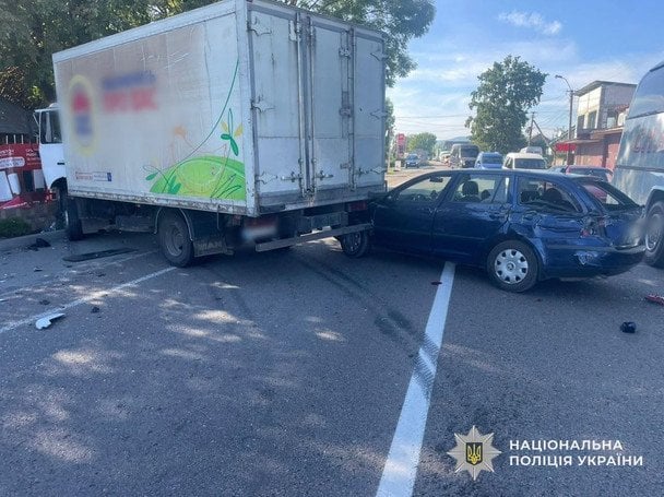 Трагічна аварія на Закарпатті: пасажирський автобус з людьми перекинувся, є загиблі та серйозно травмовані (відео) 5 ДТП на Закарпатті / © Національна поліція Закарпатської області