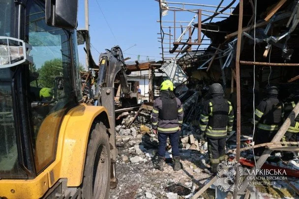 Розстріляні тіла, всі в крові: що коїться на місці смертельного удару РФ по Печенігах (жахливі фото) 23 / © Харківська обласна державна адміністрація