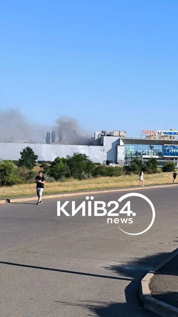 Росія завдала удару по найбільшому торговому центру Кривого Рогу: всередині знаходилось багато відвідувачів (шокуючі фото) 12 Атака РФ на Кривий Ріг 21 серпня / © "Київ24"