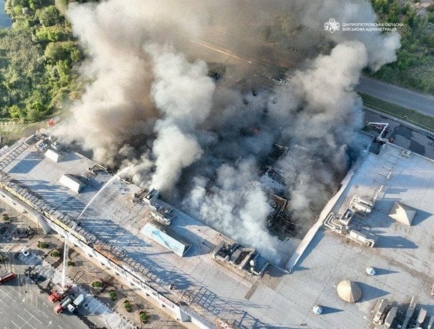 Безперервні обстріли Києва, руйнування сховищ та торгових центрів, а також шість авіабомб, скинутих на Краматорськ: Україна у фотографіях за тиждень 22-30 серпня 23 Російські війська двічі атакували безпілотниками торговельний центр у Кривому Розі. Унаслідок ударів загинули 16 людей, ще 130 постраждали, серед них 23 дитини. / © Associated Press