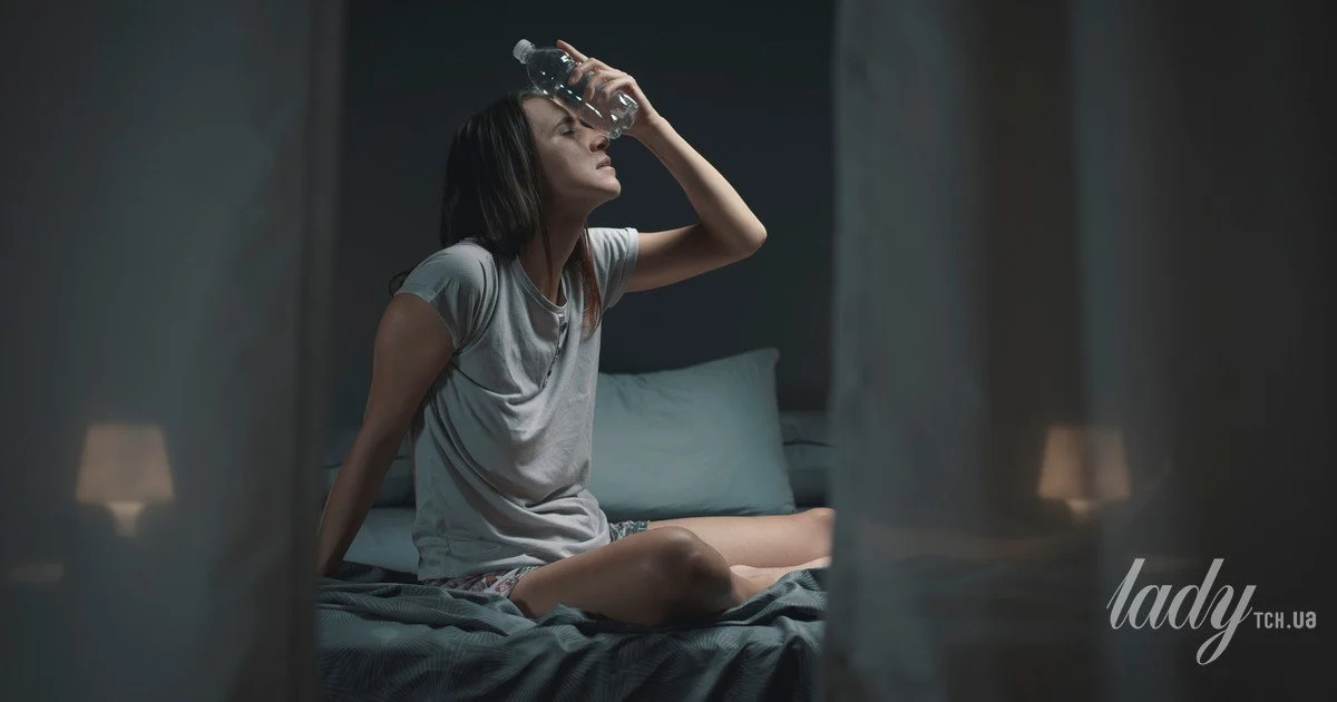 A girl cannot sleep due to the heat Insomnia in the heat