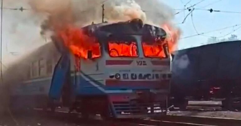 Російські сили атакували потяг: дві жінки загинули, є постраждалі 8 Російські сили атакували потяг: дві жінки загинули, є постраждалі 6
