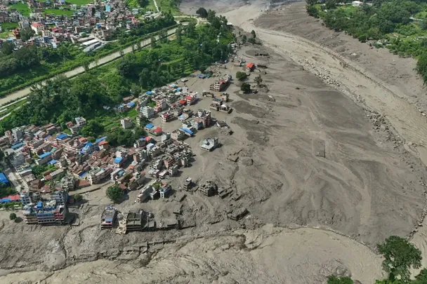 Катастрофічна повінь у Непалі: стихія руйнує будинки, сотні відпочивальників зникли безвісти, серед них є громадяни України (фото) 8 Масштаб повені в Непалі / © АР