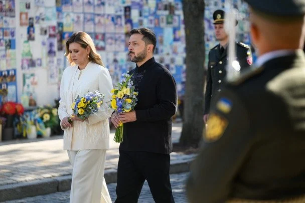 Олена Зеленська у вишуканому вбранні з вишитою композицією колосся: аналізуємо символізм образу першої леді на День Незалежності 14 Олена і Володимир Зеленські / © Сайт президента України