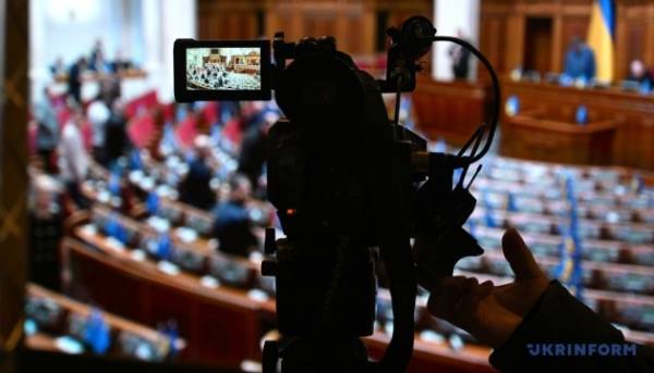 Представники ЗМІ отримали нові правила роботи в Раді 7 Представники ЗМІ отримали нові правила роботи в Раді 7
