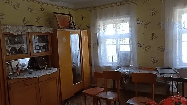 Власна оселя за 1700 доларів: родина біженців продемонструвала будинок, який вони купили на Одещині 4 / © скриншот з відео