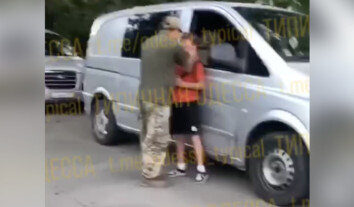 Мережею шириться відео, на якому чоловік у військовій формі б’є дитину: Одеський ТЦК розпочав перевірку
