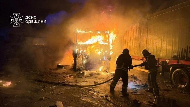 Безперервні обстріли Києва, руйнування сховищ та торгових центрів, а також шість авіабомб, скинутих на Краматорськ: Україна у фотографіях за тиждень 22-30 серпня 41 29 серпня. На Одещинаі через російський удар загинула людина, ще троє поранені. Крім того, загорілося 8 вантажних автівок з продуктами харчування, а також суха трава поруч. Вогнеборці оперативно ліквідували пожежі. / © ДСНС