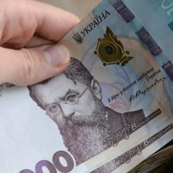 Поруч із Дніпром невідома жінка передала чоловікові 213 тисяч гривень: як він розпорядився коштами