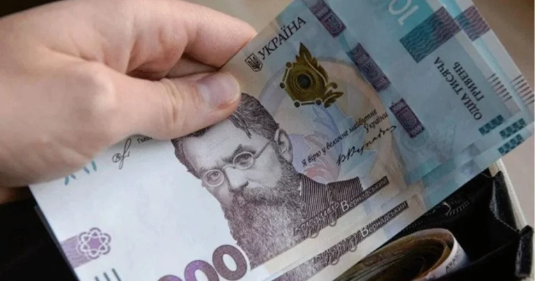 Поруч із Дніпром невідома жінка передала чоловікові 213 тисяч гривень: як він розпорядився коштами 6