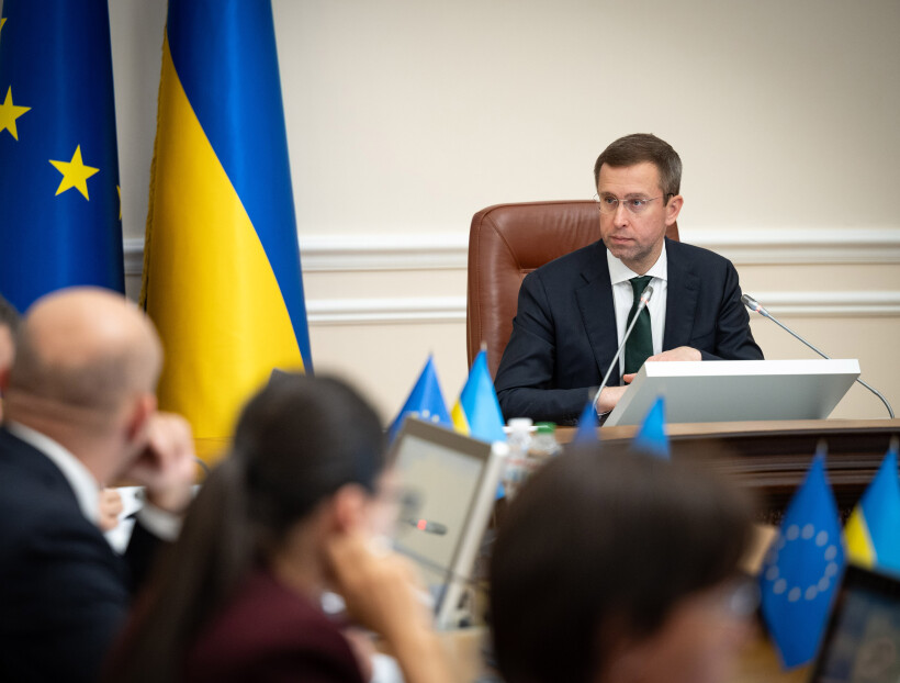 Прем’єр-міністр Сергій Корецький під час засідання уряду на тлі прапорів України та Європейського Союзу.