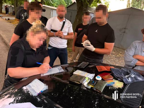 «Продай свою квартиру та віддай мені гроші»: затримали офіцера, який вимагав 10 тисяч доларів у військовослужбовця за довідкою ВЛК. 6 «Продай свою квартиру та віддай мені гроші»: затримали офіцера, який вимагав 10 тисяч доларів у військовослужбовця за довідкою ВЛК. 6