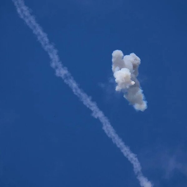 Росія завдала ракетного удару по великому місту в центральній Україні, повідомляють про вибухи та перші подробиці.