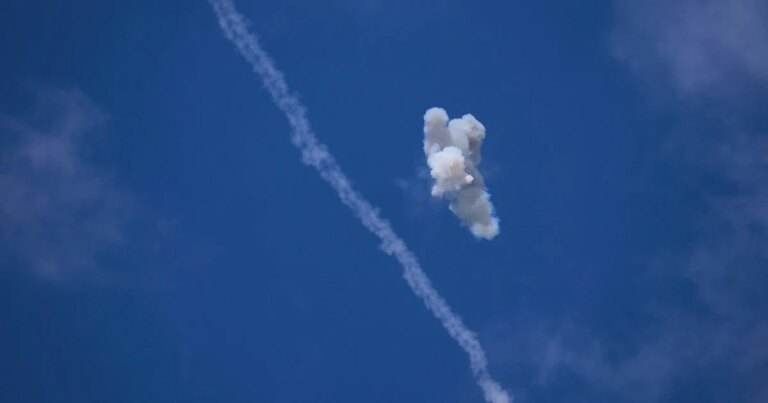 Росія завдала ракетного удару по великому місту в центральній Україні, повідомляють про вибухи та перші подробиці. 13 Росія завдала ракетного удару по великому місту в центральній Україні, повідомляють про вибухи та перші подробиці. 9