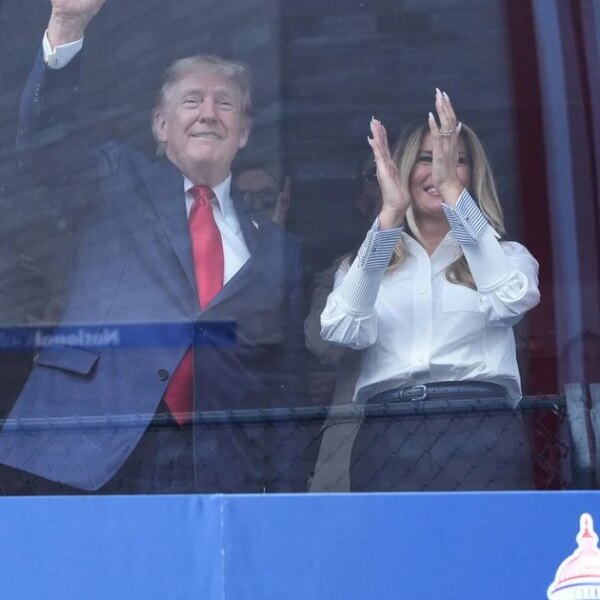 Трамп перетворився на мем через прапор на перегонах: що помітила фахівчиня з мови тіла