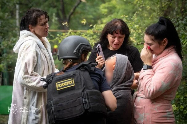 Безперервні обстріли Києва, руйнування сховищ та торгових центрів, а також шість авіабомб, скинутих на Краматорськ: Україна у фотографіях за тиждень 22-30 серпня 36 27 серпня. В одному з районів Одеси виникла пожежа у приватному житловому будинку. Також пошкоджені фасад та вікна поруч розташованих будівель. Психологи ДСНС на місці надали допомогу 4 людям, серед них — дитина. / © ДСНС