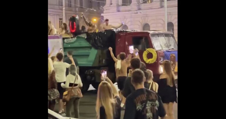 Послання Володимиру Путіну та вантажівка-"басейн": як у Харкові відзначили День міста 6 Послання Володимиру Путіну та вантажівка-"басейн": як у Харкові відзначили День міста 4
