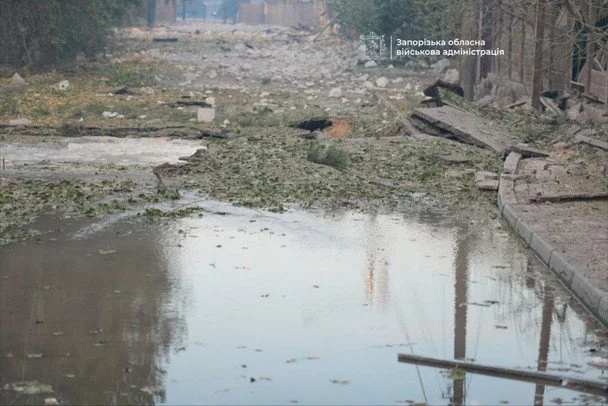 Російські сили зранку завдали ударів бомбами по значному обласному центру, внаслідок чого двоє осіб загинули, а на місто було спрямовано ракети. 7 Росіяни вдосвіта 25 серпня ударили по Запоріжжю / © Очільник Запорізької ОВА Іван Федоров