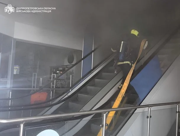 Росія завдала удару по найбільшому торговому центру Кривого Рогу: всередині знаходилось багато відвідувачів (шокуючі фото) 8 Атака РФ на Кривий Ріг 21 серпня / © Дніпропетровська ОВА