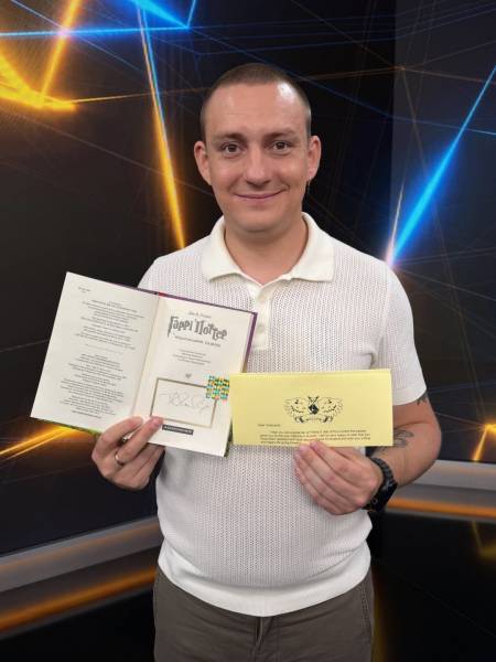 Джоан Ролінґ надіслала листа та книгу захиснику, який відтворював її романи про Гаррі Поттера в неволі. 5 Джоан Ролінґ надіслала листа та книгу захиснику, який відтворював її романи про Гаррі Поттера в неволі. 5
