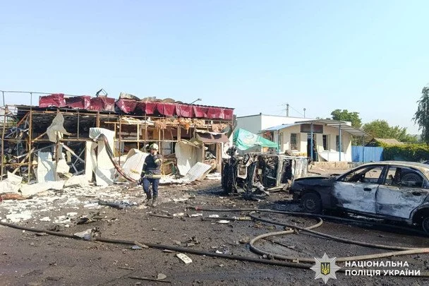 Розстріляні тіла, всі в крові: що коїться на місці смертельного удару РФ по Печенігах (жахливі фото) 20 / © Національна поліція України