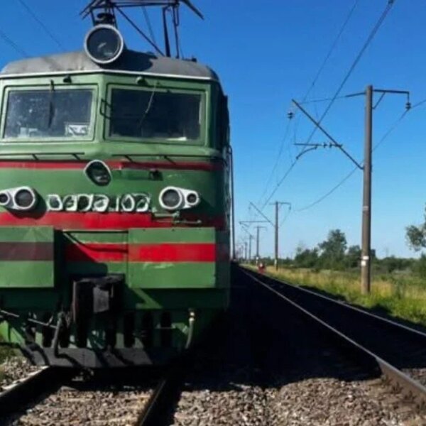 Значні запізнення поїздів через російські обстріли: деякі прибудуть із затримкою до 15 годин.
