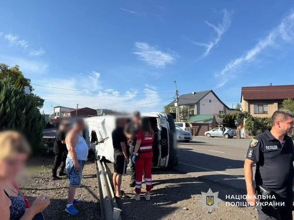 Трагічна аварія на Закарпатті: пасажирський автобус з людьми перекинувся, є загиблі та серйозно травмовані (відео) 6 ДТП на Закарпатті / © Національна поліція Закарпатської області