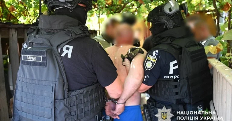 "Воюють, бо тупі": водій маршрутки в Чернівцях образив українських захисників (відео) 13 "Воюють, бо тупі": водій маршрутки в Чернівцях образив українських захисників (відео) 7