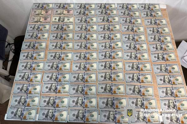Правоохоронці України та Болгарії розгромили транснаціональну злочинну групу, що займалася незаконним обігом наркотиків. 14