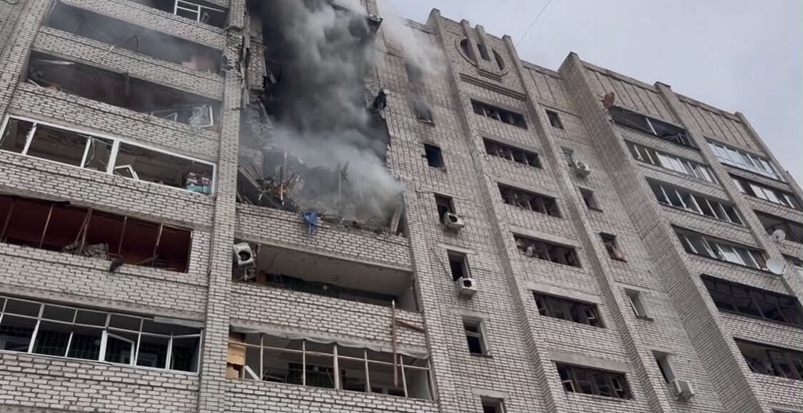 Журналіст Владислав Єсипенко став свідком російського удару по харківській багатоповерхівці ➜ ZMINA 3
