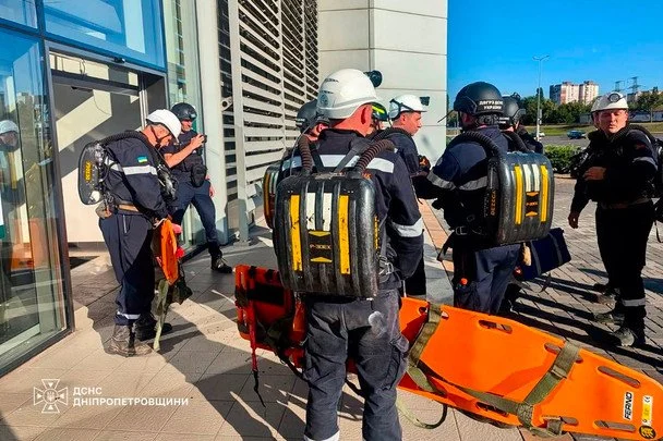 Ударні безпілотники були запущені двома чергами": Зеленський розповів про деталі обстрілу Росією торгового центру в Кривому Розі 6 Атака РФ на Кривий Ріг 21 серпня / © ДСНС