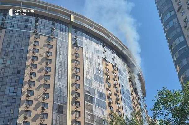 В Одесі після влучання безпілотника в багатоповерхівку виникла пожежа. / © Суспільне