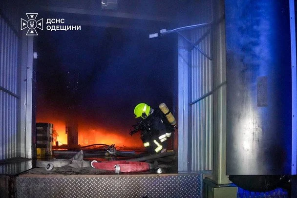 П'ять днів страждань для підприємців: детальний огляд серії нападів на складські приміщення від столиці до Одещини (з фото та відеоматеріалами) 7 Наслідки атаки на склад з продуктами в Одеській області / © ДСНС