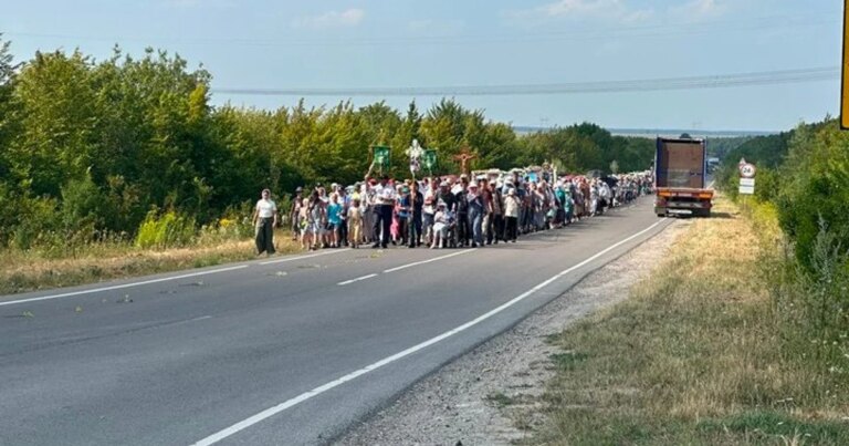 З "прапорами Новоросії" і образами Миколи ІІ: прихильники УПЦ МП, незважаючи на заборону, прямують хресною ходою до Почаївської лаври 9 З "прапорами Новоросії" і образами Миколи ІІ: прихильники УПЦ МП, незважаючи на заборону, прямують хресною ходою до Почаївської лаври 8