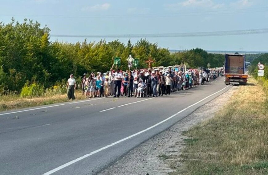 ПОРТАЛ новин 61 З “прапорами Новоросії” і образами Миколи ІІ: прихильники УПЦ МП, незважаючи на заборону, прямують хресною ходою до Почаївської лаври