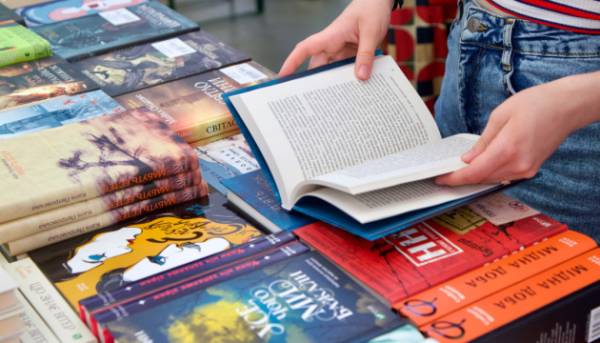 УІК наголошує на необхідності відновити та посилити книжкові закупівлі для бібліотечних установ. 13 УІК наголошує на необхідності відновити та посилити книжкові закупівлі для бібліотечних установ. 13