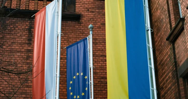 У Польщі двоє українських дітей зазнали нападу через те, що розмовляли українською мовою: правоохоронці розшукують кривдників. 1 У Польщі двоє українських дітей зазнали нападу через те, що розмовляли українською мовою: правоохоронці розшукують кривдників. 1