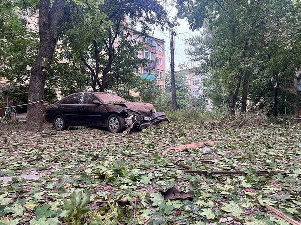 Безперервні обстріли Києва, руйнування сховищ та торгових центрів, а також шість авіабомб, скинутих на Краматорськ: Україна у фотографіях за тиждень 22-30 серпня 31 26 серпня. Російські військові скинули на місто Краматорськ Донецької області сім авіабомб ФАБ-250. Правоохоронці надали допомогу пораненим та евакуювали їх до лікарні. / © Getty Images