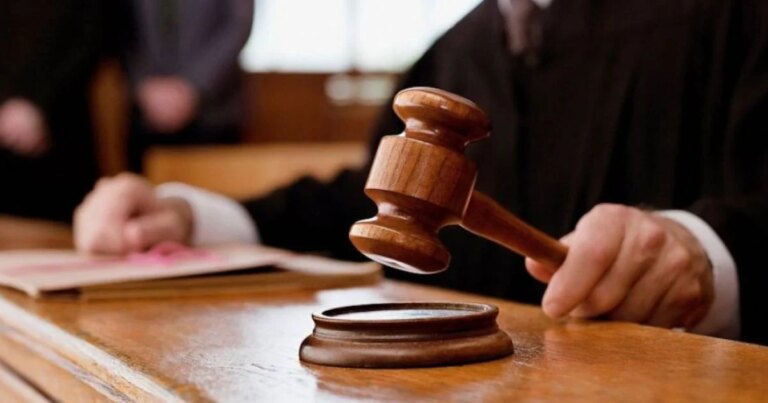 Народний обранець у вагоні поїзда домагався молодої жінки, а потім намагався підкупити правоохоронців сумою у 800 доларів, аби вони зберегли це у таємниці. 9 Народний обранець у вагоні поїзда домагався молодої жінки, а потім намагався підкупити правоохоронців сумою у 800 доларів, аби вони зберегли це у таємниці. 6