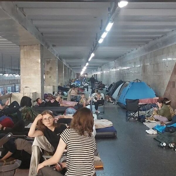 Схованки в київському метро: причини, чому пасажирів не пускають у потяги, та чи відкриють проходи в тунелях