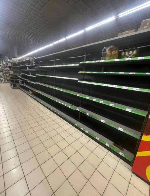 Пусті прилавки в крамницях після російських атак на склади: чи загрожує Україні нестача харчів 2 Наслідки російських ударів по продовольчих складах у Києві – порожні полиці супермаркетів. / © фото: Денис Казанський