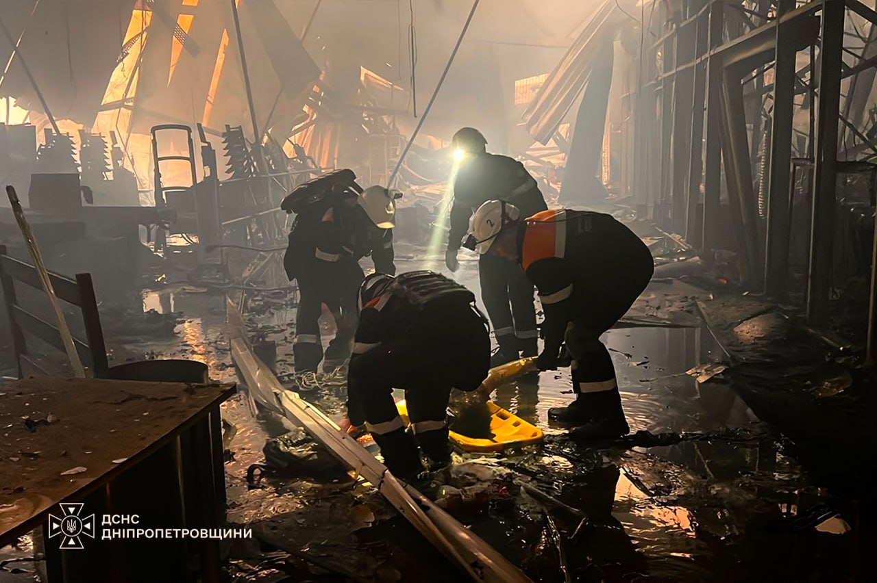 Влучання в торговельний центр у Кривому Розі: 16 загиблих, понад 130 постраждалих, серед них — діти ➜ ZMINA 3