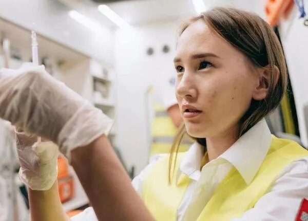 Жінкам-медикам, які стоять на військовому обліку: перелік документів для виїзду за кордон у 2026 році