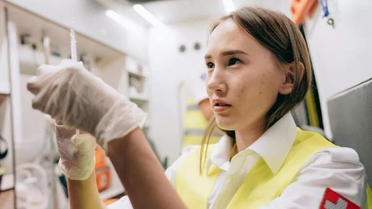 Жінкам-медикам, які стоять на військовому обліку: перелік документів для виїзду за кордон у 2026 році 2 Ілюстративне фото