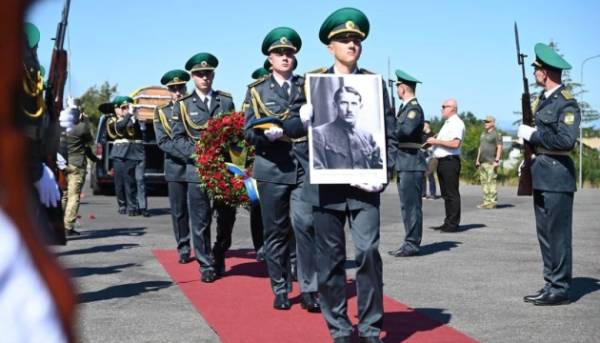 Тіло Євгена Коновальця доставили до України 17 Тіло Євгена Коновальця доставили до України 17