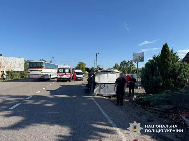 Трагічна аварія на Закарпатті: пасажирський автобус з людьми перекинувся, є загиблі та серйозно травмовані (відео) 4 ДТП на Закарпатті / © Національна поліція Закарпатської області