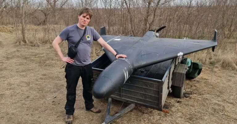 На шляху до Києва, під час поїздки в потязі, раптово помер відомий нідерландський волонтер, який прямував до міста з гуманітарною допомогою. 2 На шляху до Києва, під час поїздки в потязі, раптово помер відомий нідерландський волонтер, який прямував до міста з гуманітарною допомогою. 2