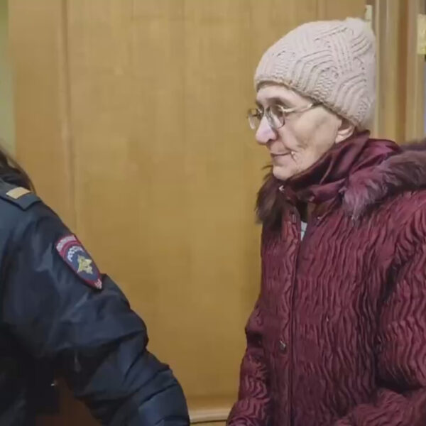 Українська виконавиця Світлана Лой виконала “Пісню про рушник” в російській судовій залі: 15-річний термін ув’язнення залишено без змін ➜ ZMINA