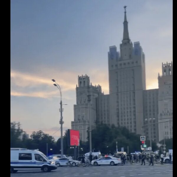 На вулиці знайдені останки, в результаті вибуху в ресторані в центрі Москви, де, як стверджується, “відпочивали генерали”.